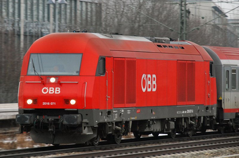 2016 071, der �BB, aufgenommen vor einer kleinen �BB-Wagen-Garnitur bei der Durchfahrt durch den Heimeranplatz, am 23.1.10.