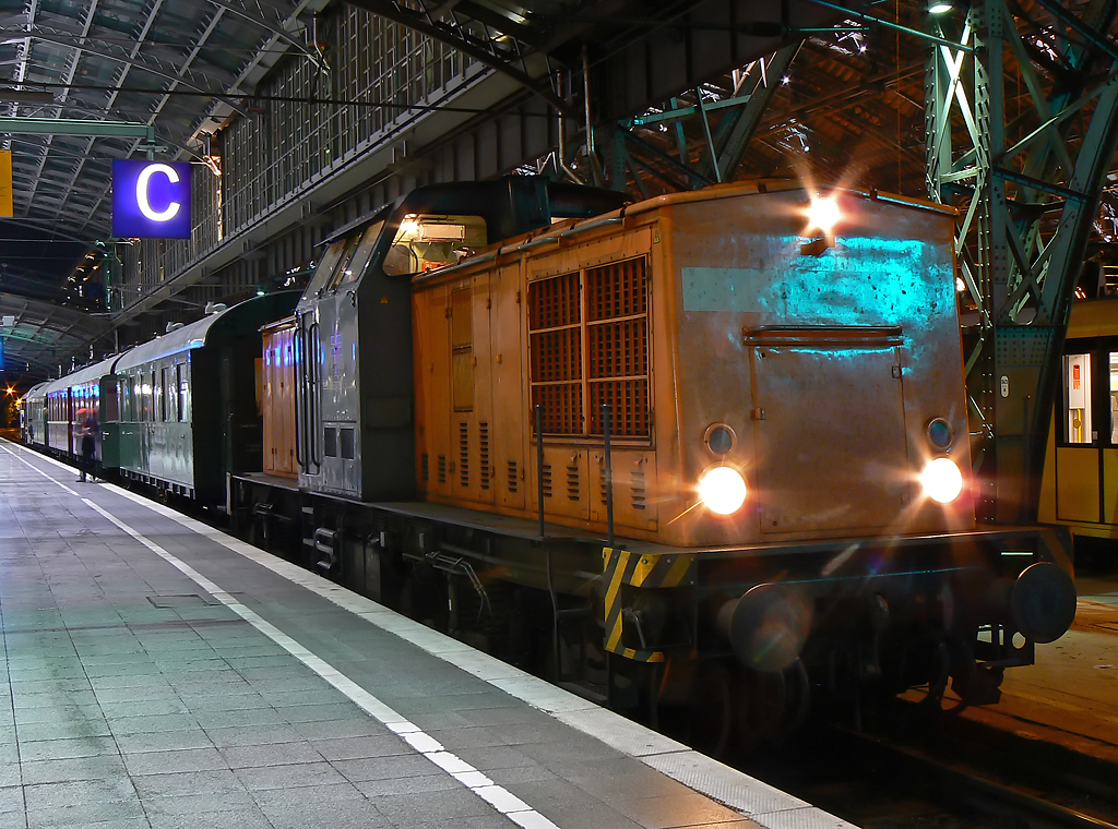 202 271-3 der Bocholter Eisenbahn mit Sonderzug auf Gleis 1 in K�ln Hbf am 26.09.2010
