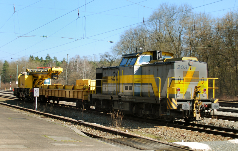 203 001-3, Die  Erste  der BR 203! Aufgenommen am 02.03.11, bei der Durchfahrt mit einer Kranwageneinheit durch Neuoffingen.