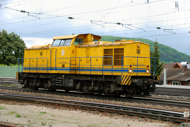 203 001-5! Die Erste! In Diensten von Leonhard Weiss. Aufgenommen am 15.05.10, bei der Durchfahrt durch Treuchtlingen.