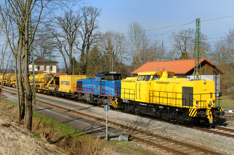 203 005-4 + Vossloh G 1206 vor einem Bauzug. Aufgenommen am 02.04.12, in A�ling.
