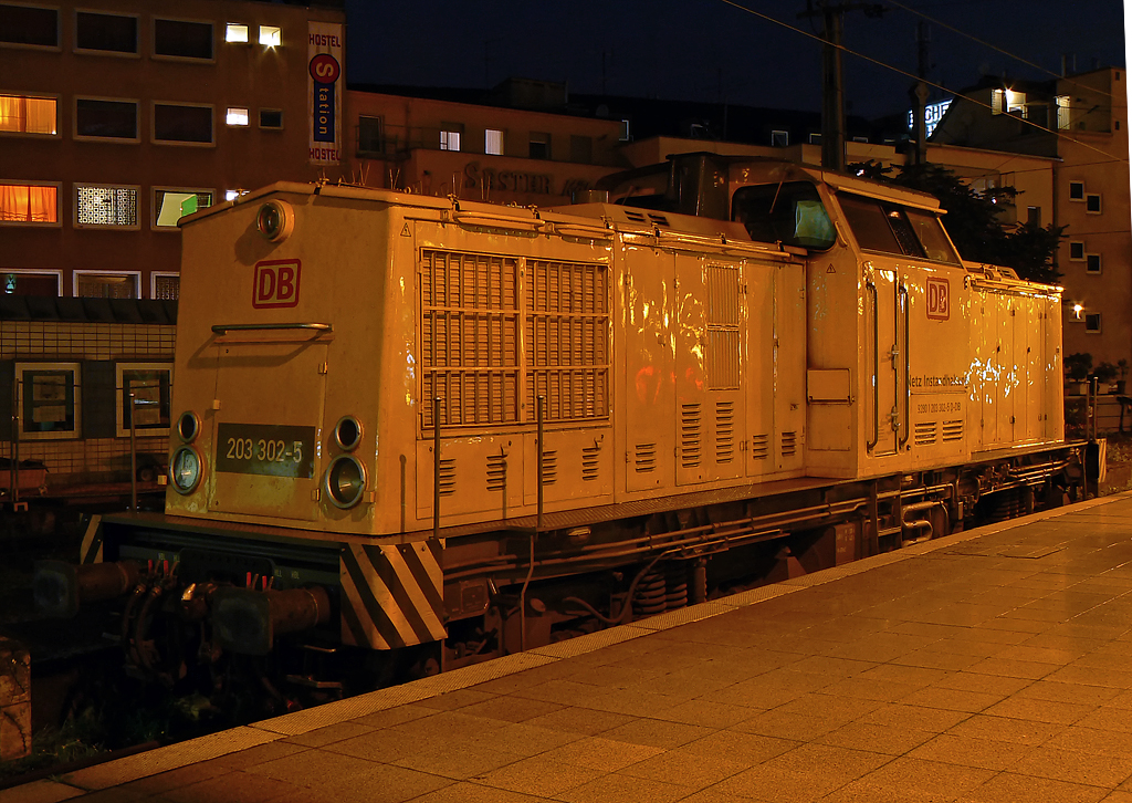 203 302-5 der DB Netz auf dem Stumpfgleis in K�ln Hbf. am 26.09.2010