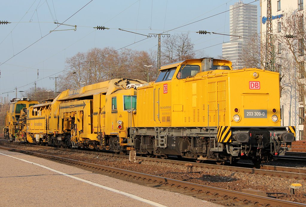 203 309-0 der DB Netz mit Bauger�t in K�ln West am 15.03.2011