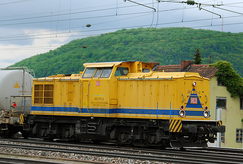 203 313-2, aufgenommen am 15.05.10, bei der Durchfahrt durch Treuchtlingen.
