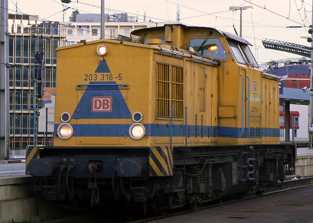 203 316-5 beim Halt an Gleis 8 in K�ln Hbf am 03.10.2010