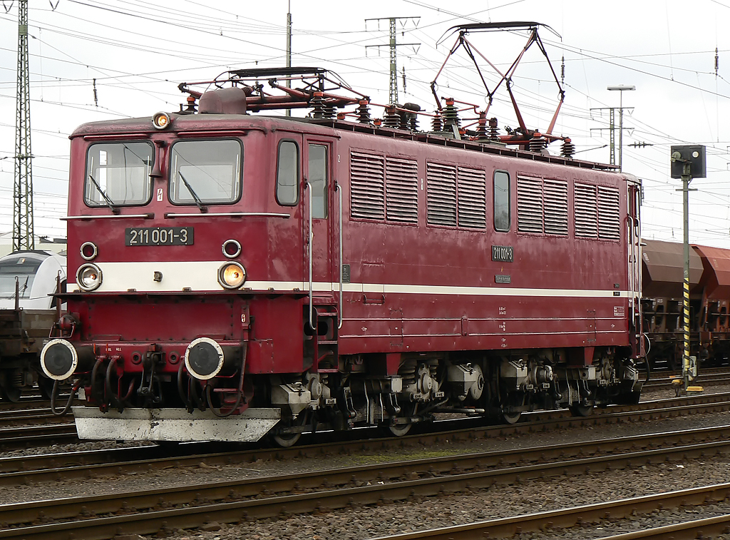 211 001-3 bei der Lokparade in Koblenz L�tzel am 03.04.2010