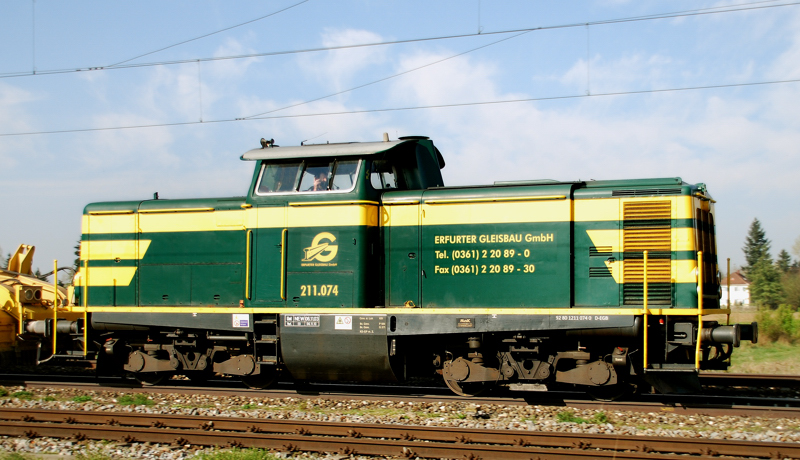 211 074, der Erfurter Gleisbau, aufgenommen am 25.04.10, bei der Durchfahrt durch Gersthofen.