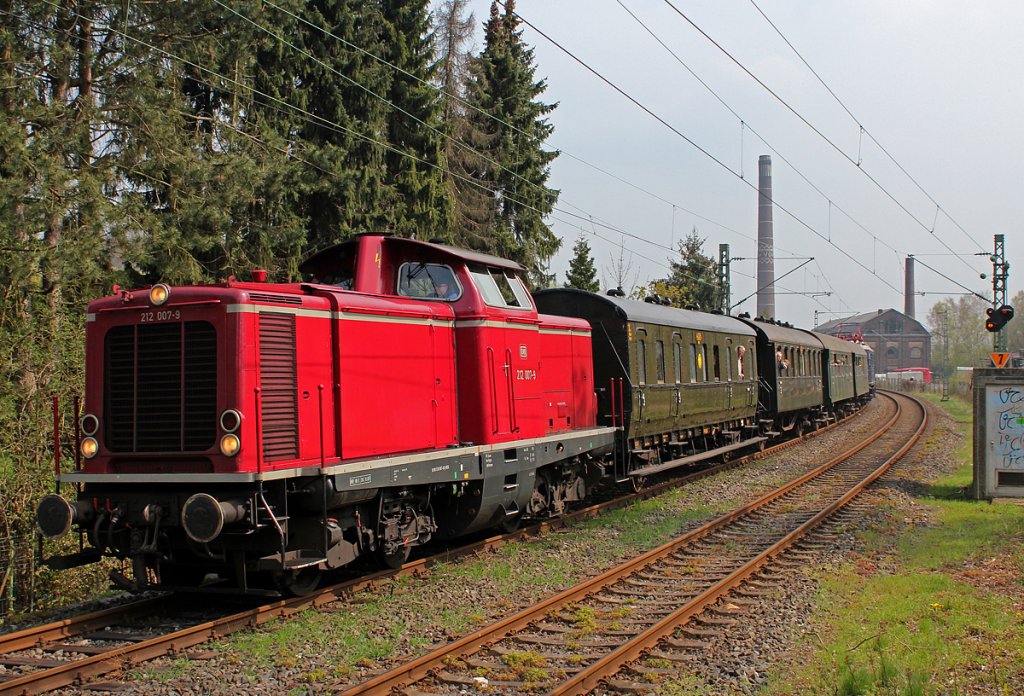212 007-5 mit dem Pendelzug BO-Dahlhausen <-> Bochum Hbf kurz vor Essen Horst am 14.02.2012