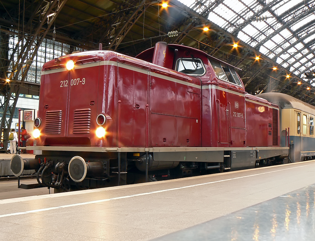212 007-9 in K�ln Hbf am 02.04.2010