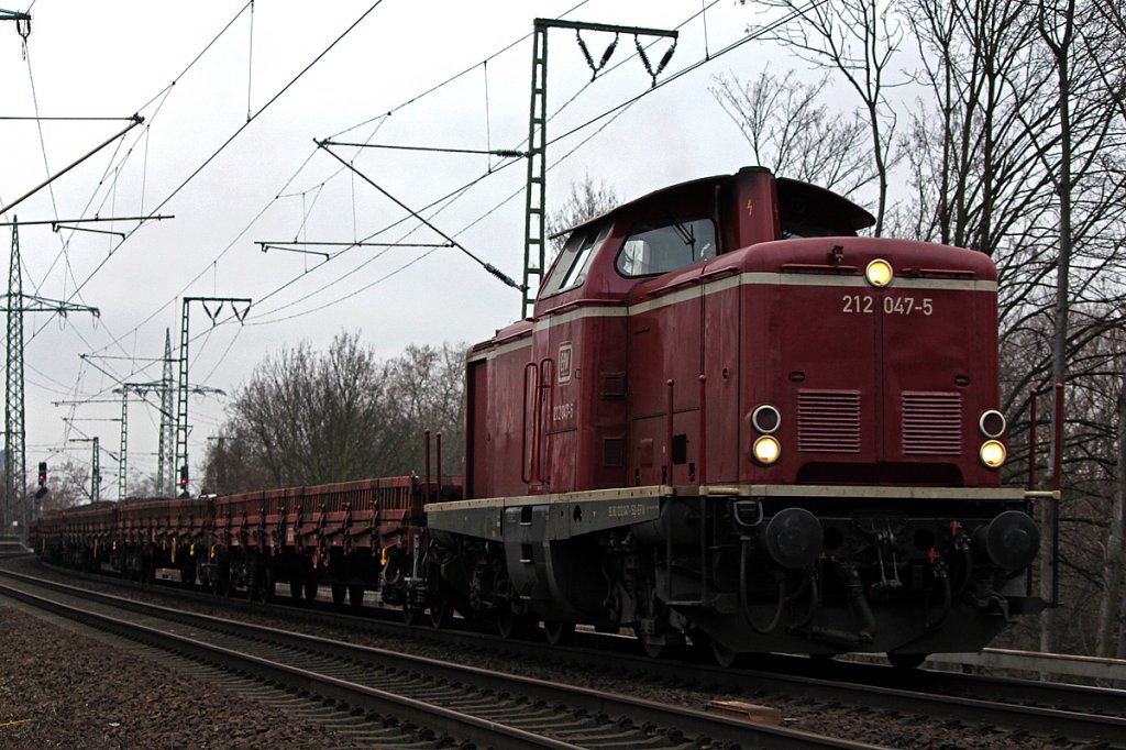 212 047-5 der EfW mit Altschotter als Falschfahrt kurz vor der K�lner S�dbr�cke am 28.02.2012