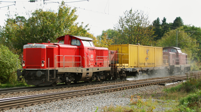 212 094-7 + 212 093-9, aufgenommen bei Gleisspr�harbeiten am 12.10.12, in A�ling.