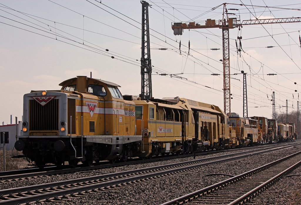 212 192-9  Wiebe  mit Bauzug in Br�hl am 02.04.2013