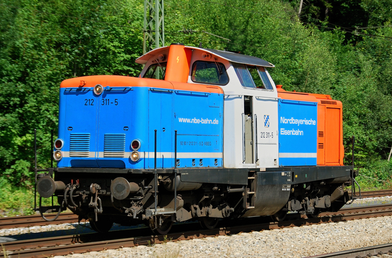 212 311-5, Nordbayerische Eisenbahn, aufgenommen am 28.06.11, bei einer Solodurchfahrt durch A�ling.