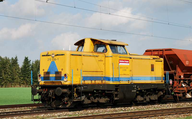213 336-1, aufgenommen am 05.04.11, bei der Durchfahrt durch Gersthofen.