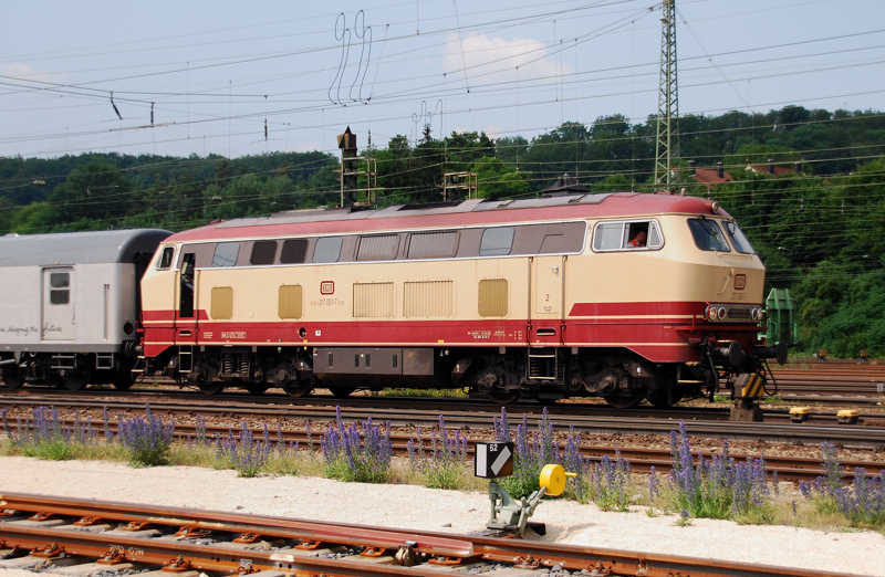 217 001-7, aufgenommen am 29.06.10, bei der Durchfahrt durch Treuchtlingen.