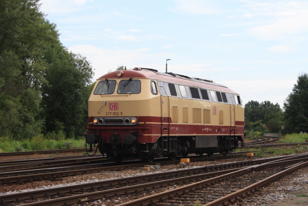 217 002 am 02.08.2010 im Bahnhof von M�hldorf.