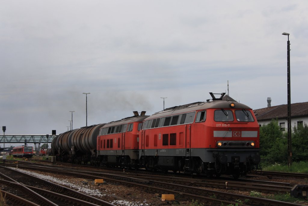 217 015 am 02.08.2010 im Bahnhof von M�hldorf.