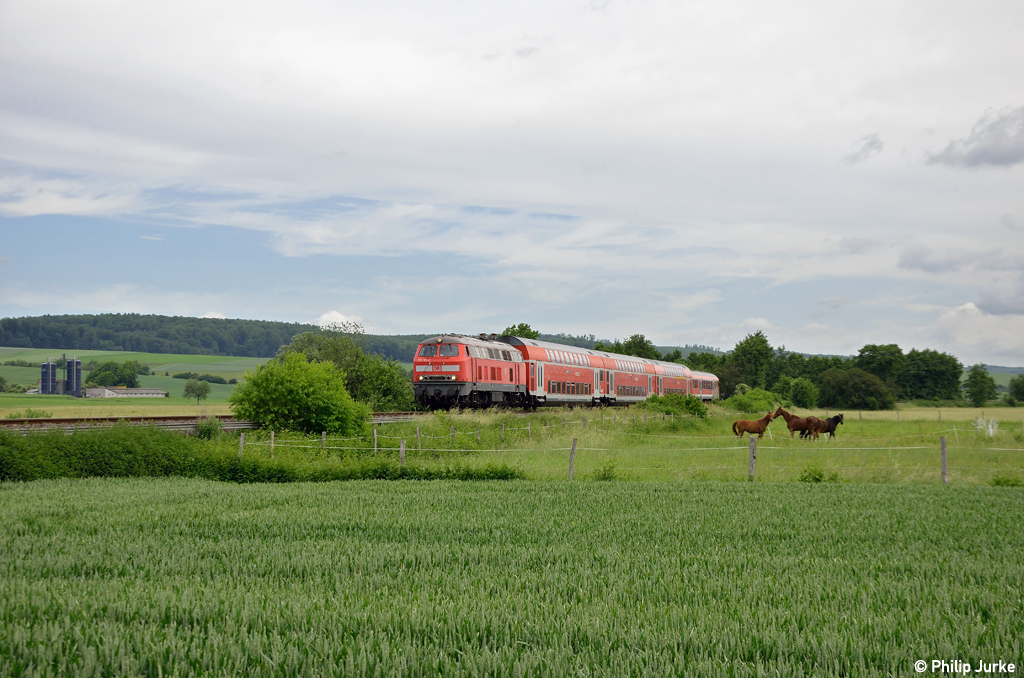 218 102-2 mit dem RE 15533 nach Frankfurt(Main)Hbf am 08.06.2012 in Altenstadt-Lindheim.