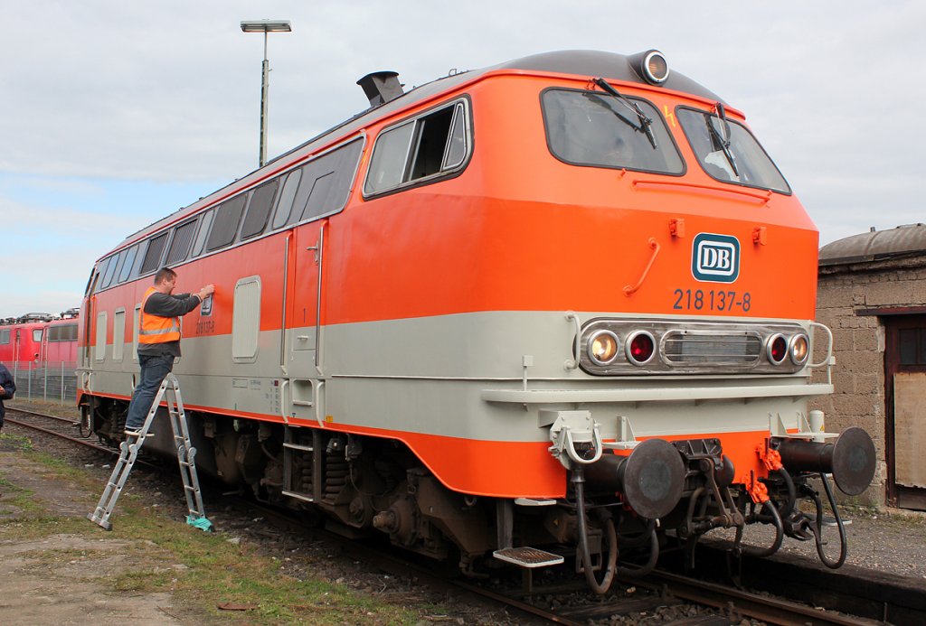 218 137-8 erstrahlt wieder im Citybahnoutfit , hier bei der  Bekeksung  durch den Kollegen Christian P�ter im DB Museum Koblenz am 29.09.2012