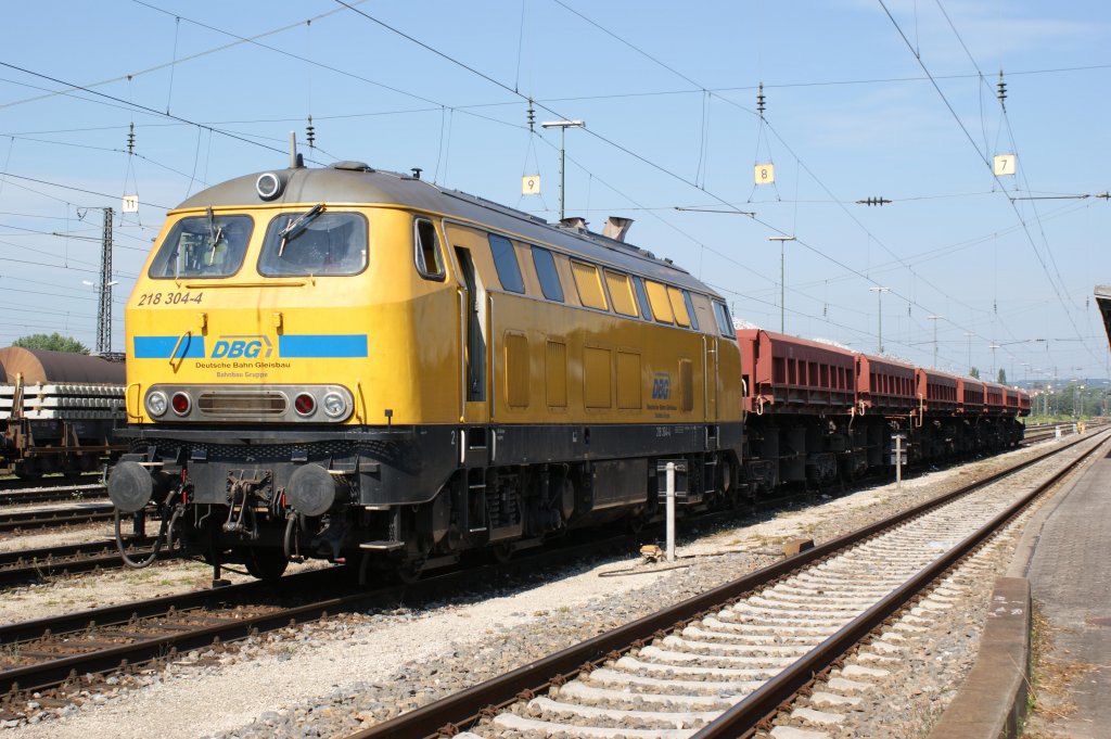 218 304 am 01.08.2009 bei Bauarbeiten im G�terbereich des Bahnhofs Donauw�rth. Au�erdem war noch eine DBG 213 anwesend.