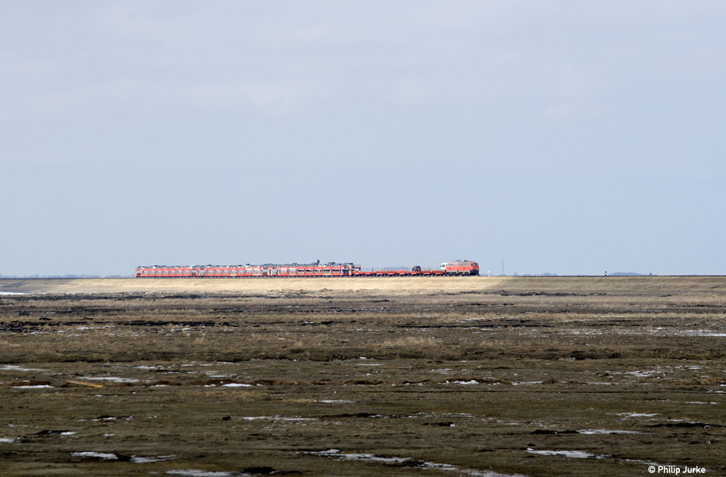 218 313-5 und 213 836-5 mit dem AS 1425 nach Nieb�ll am 24.03.2013 auf dem Hindenburgdamm.
