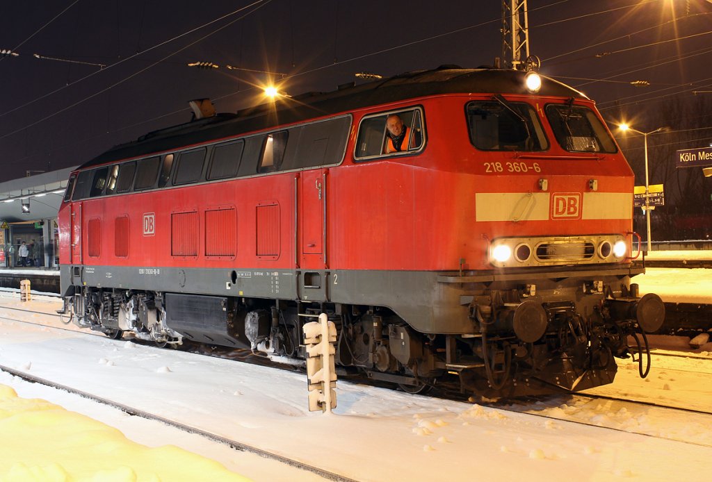 218 360-6 Lz auf dem Weg rtg Deutzerfeld im verschneiten K�ln Messe/Deutz am 07.12.2012