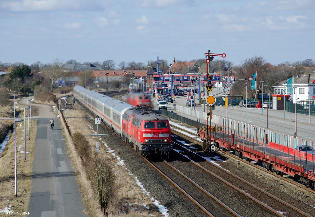 218 362-2 und 218 364-8 mit dem IC 2315 (Westerland - Frankfurt(Main)Hbf) am 24.03.2013 in Nieb�ll.