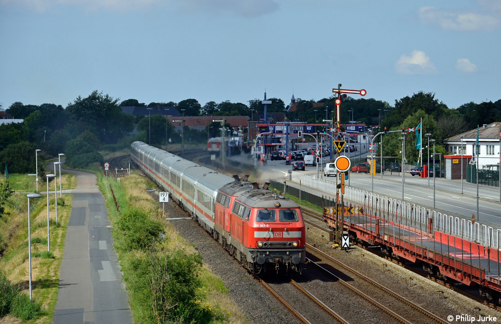 218 363-0 + 218 379-6 mit dem IC 2315 nach Frankfurt(Main)Hbf am 11.08.2012 in Nieb�ll.