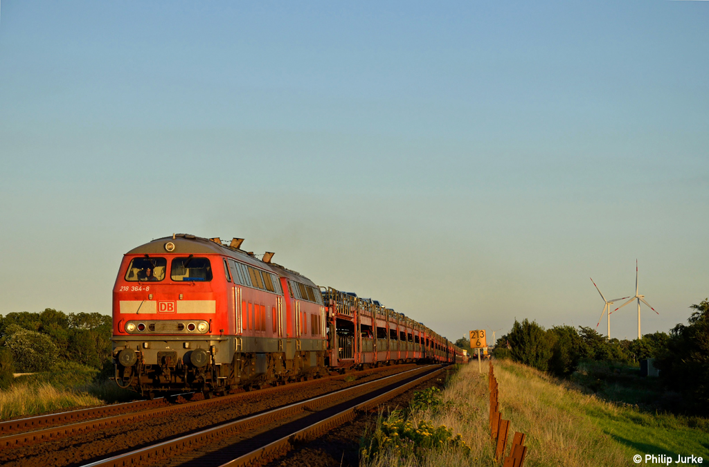 218 364-8 + 218 313-5 mit dem AS 1460 nach Westerland(Sylt) am 11.08.2012 in Klanxb�ll.
