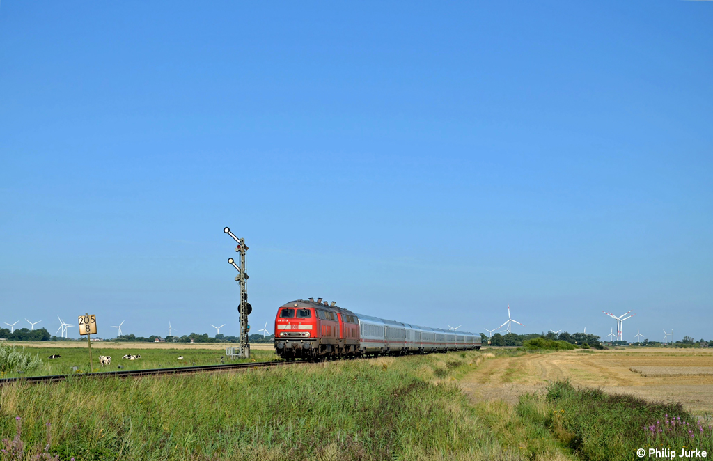 218 371-3 + 218 314-3 mit dem IC 2311 nach Stuttgart Hbf am 12.08.2012 in Lenshallig.
