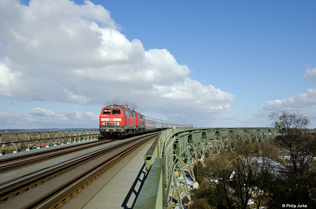 218 381-2 und 218 369-7 als IC 2170 (Frankfurt(Main)Hbf - Westerland) am 24.03.2013 auf der Hochdonner Br�cke.