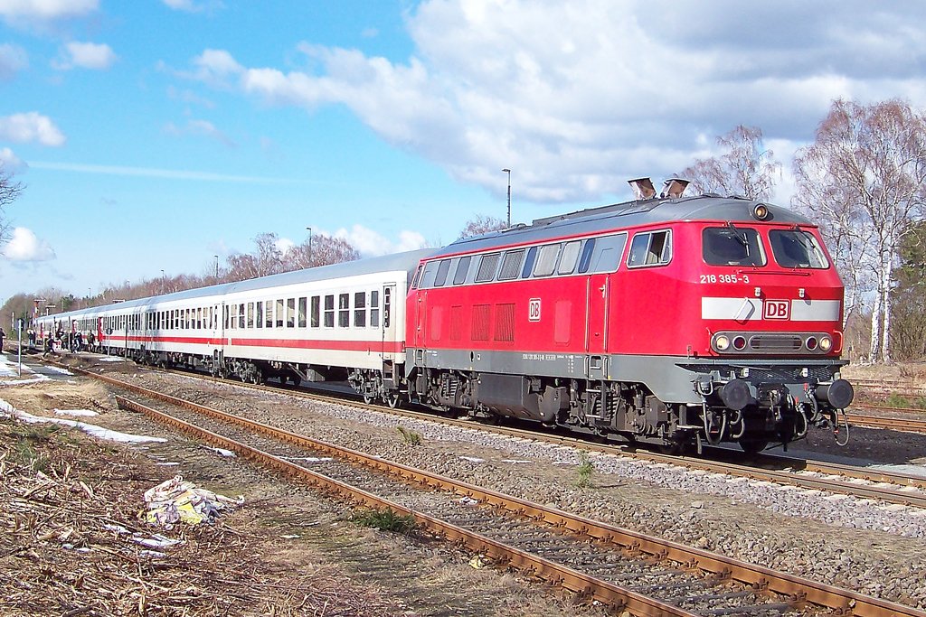 218 385-3 steht im Bahnhof Munster. 05.03.10