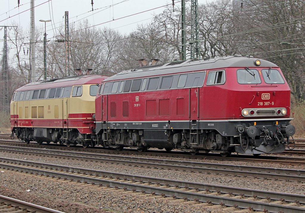 218 387-9 mit 218 105-5 in K�ln West am 20.02.2011
