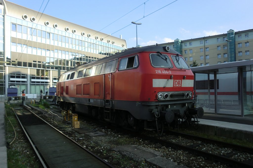 218 404-2 wartet am 22. September im Aussenbereich des M�nchner Hauptbahnhofes auf
neue Aufgaben.