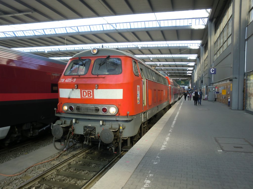 218 405-9 kurz vor Abfahrt aus dem M�nchner Hauptbahnhof am 25. April 2011.