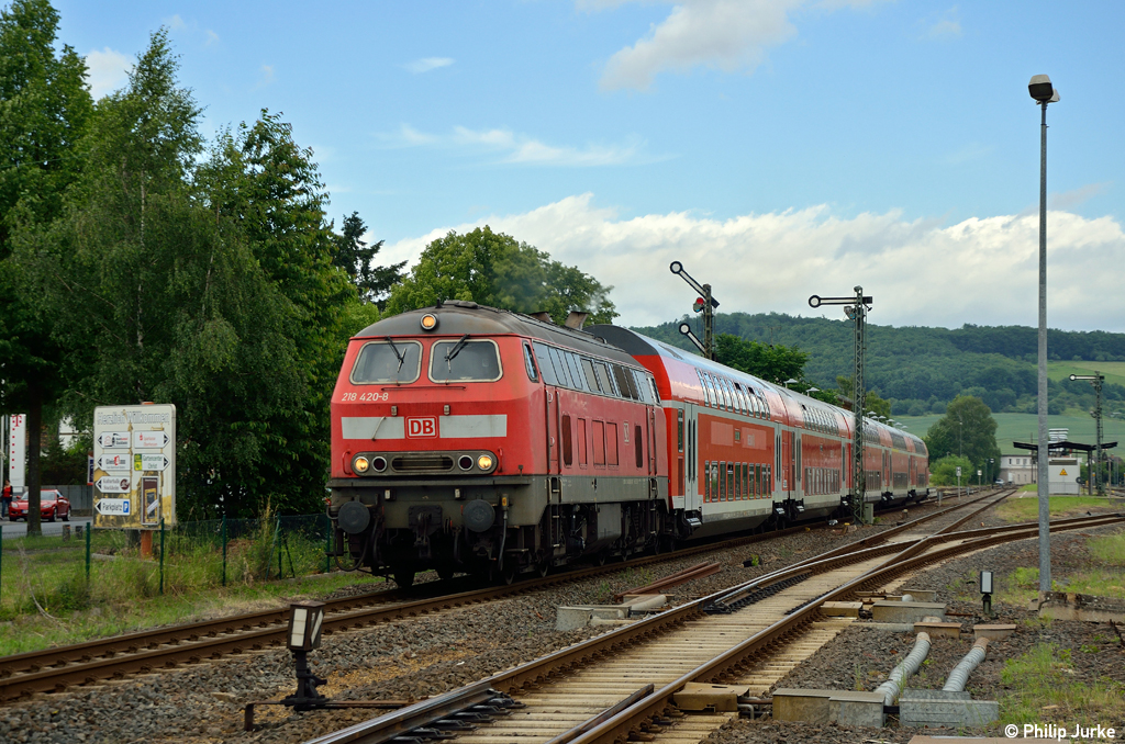 218 420-8 mit dem RE 15539 nach Frankfurt(Main)Hbf am 08.06.2012 in Glauburg-Stockheim.