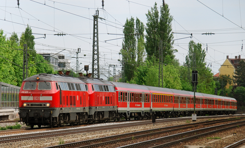 218 422-4 + 218 419-0. aufgenommen am 11.05.12, am Heimeranplatz.