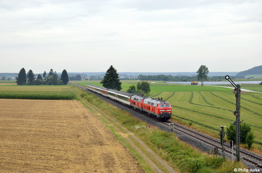 218 426-5 und 218 416-6 mit dem EC 193 von Z�rich nach M�nchen am 28.07.2012 in Sontheim.