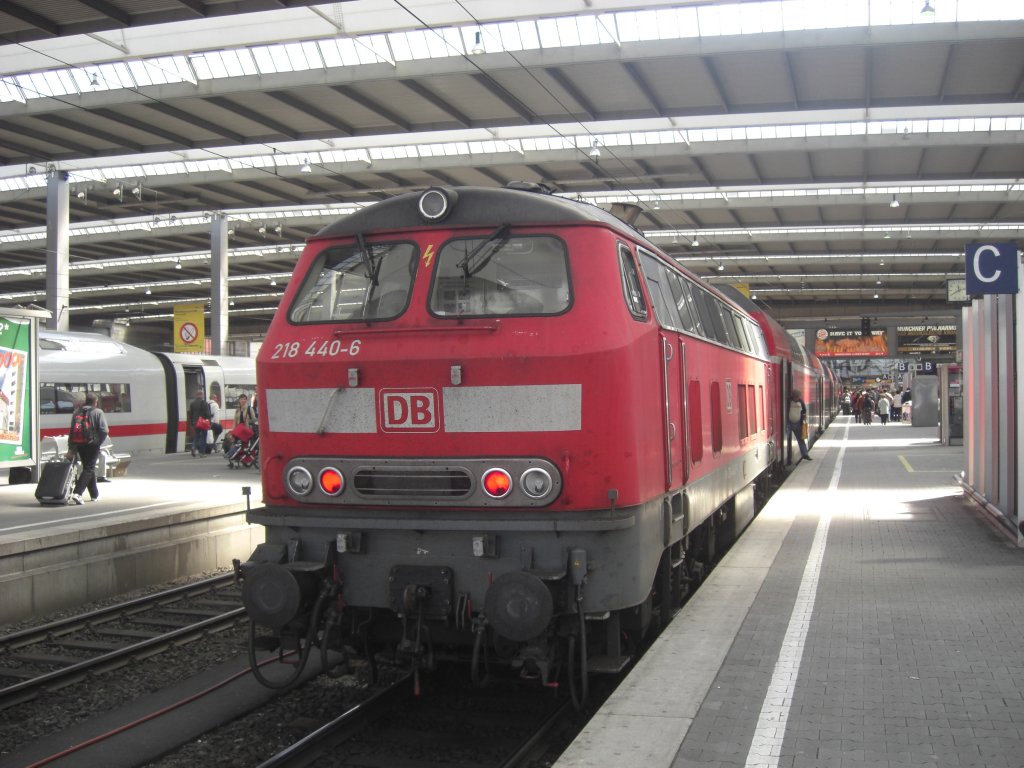 218 440-6 hing am Zugende bei der Einfahrt in den M�nchner Hauptrbahnhof.