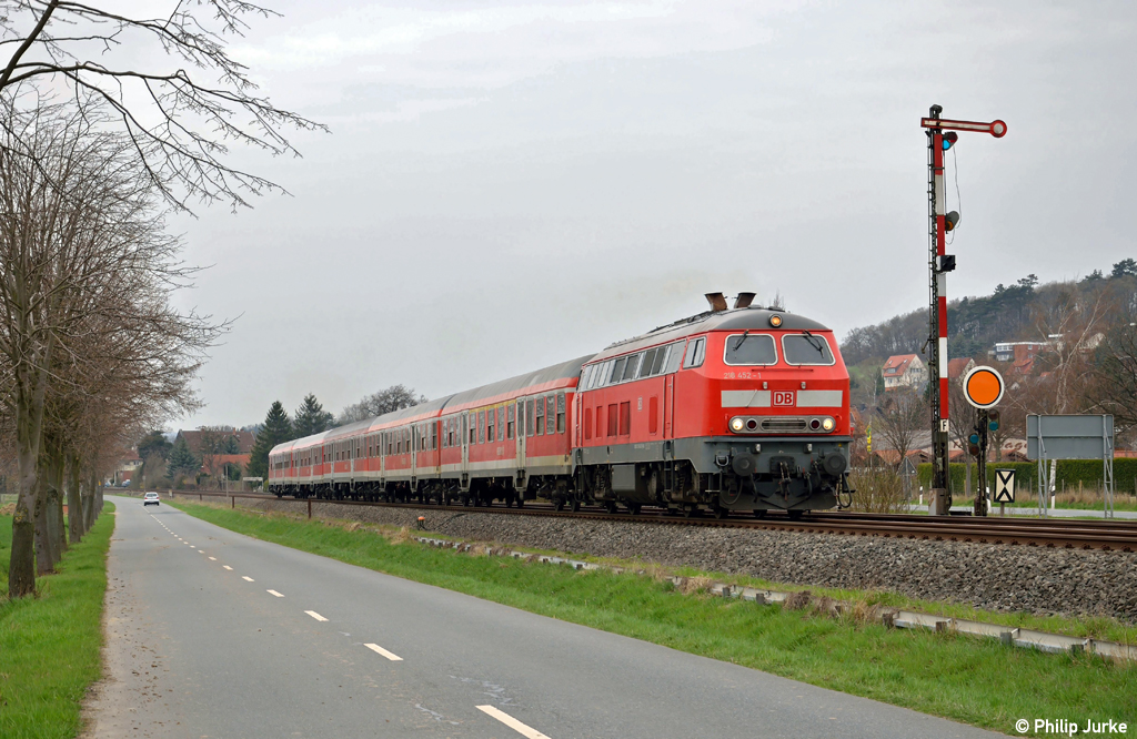 218 452-1 mit dem RE 14067 von Hannover nach Bad Harzburg am 21.04.2013 bei Baddeckenstedt.
