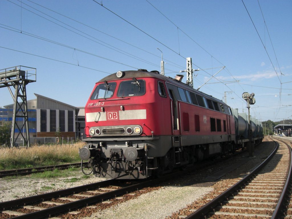 218 465-3 mit einem G�terzug im Traunsteiner Bahnhof.