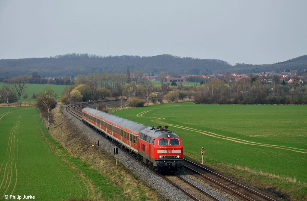 218 474-5 mit dem RE 14071 von Hannover nach Bad Harzburg am 21.04.2013 bei Goslar-Ba�geige.

