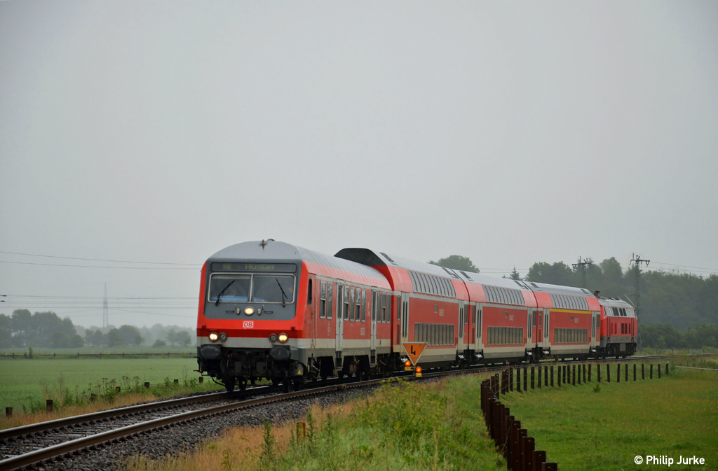 218 496-8 schiebt die RB von Kiel nach Husum am 30.06.2013 bei J�bek.
