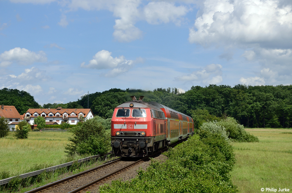 218 498-4 mit dem RE 15553 nach Frankfurt(Main)Hbf am 08.06.2012 in Nidderau-Eichen.