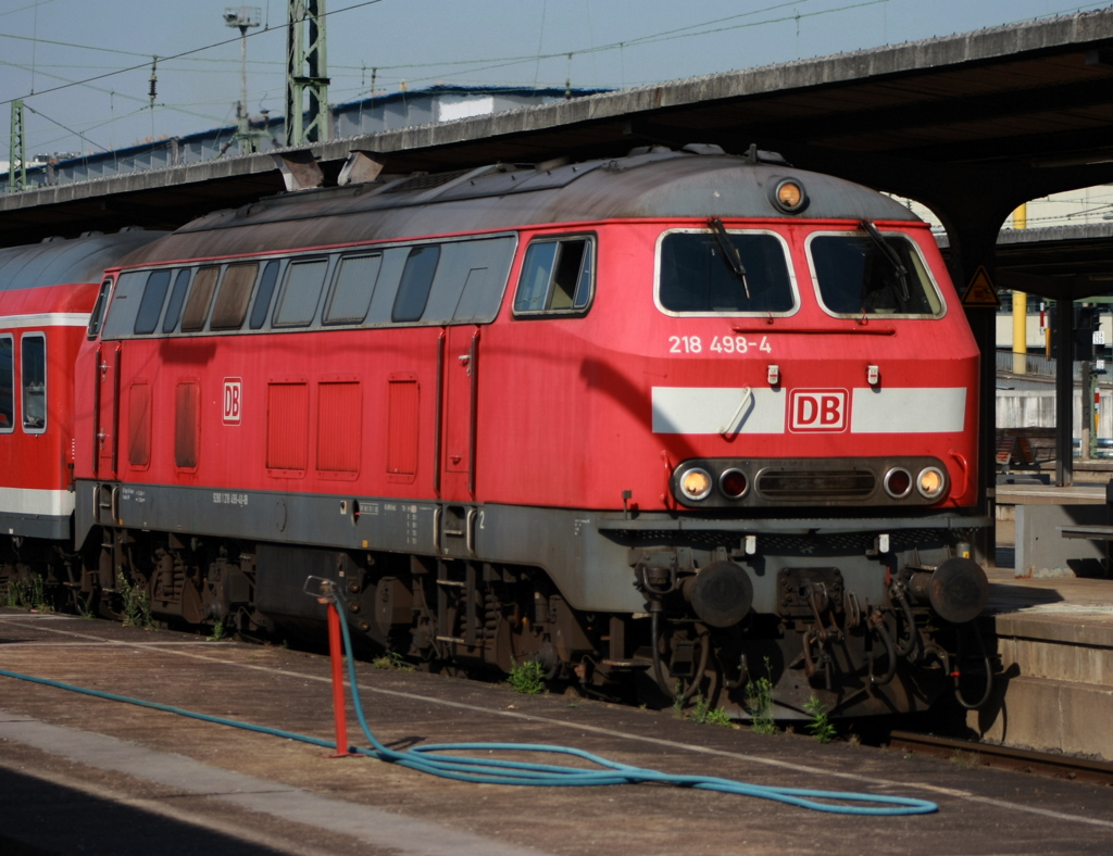 218 498 erreichte am 12.07.2010 mit Silberlingen den Frankfurter Hbf