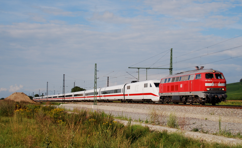 218 822-5 hatte am 30.07.11 einen liegengebliebenen ausgewachsenen ICE am Haken. Aufgenommen bei Auggen.