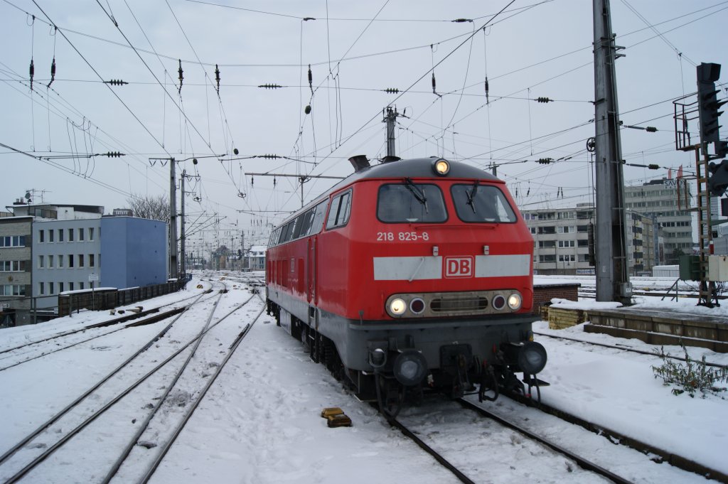 218 825-8 Lz bei der Einfahrt in K�ln-Hbf am 27.12.2010.