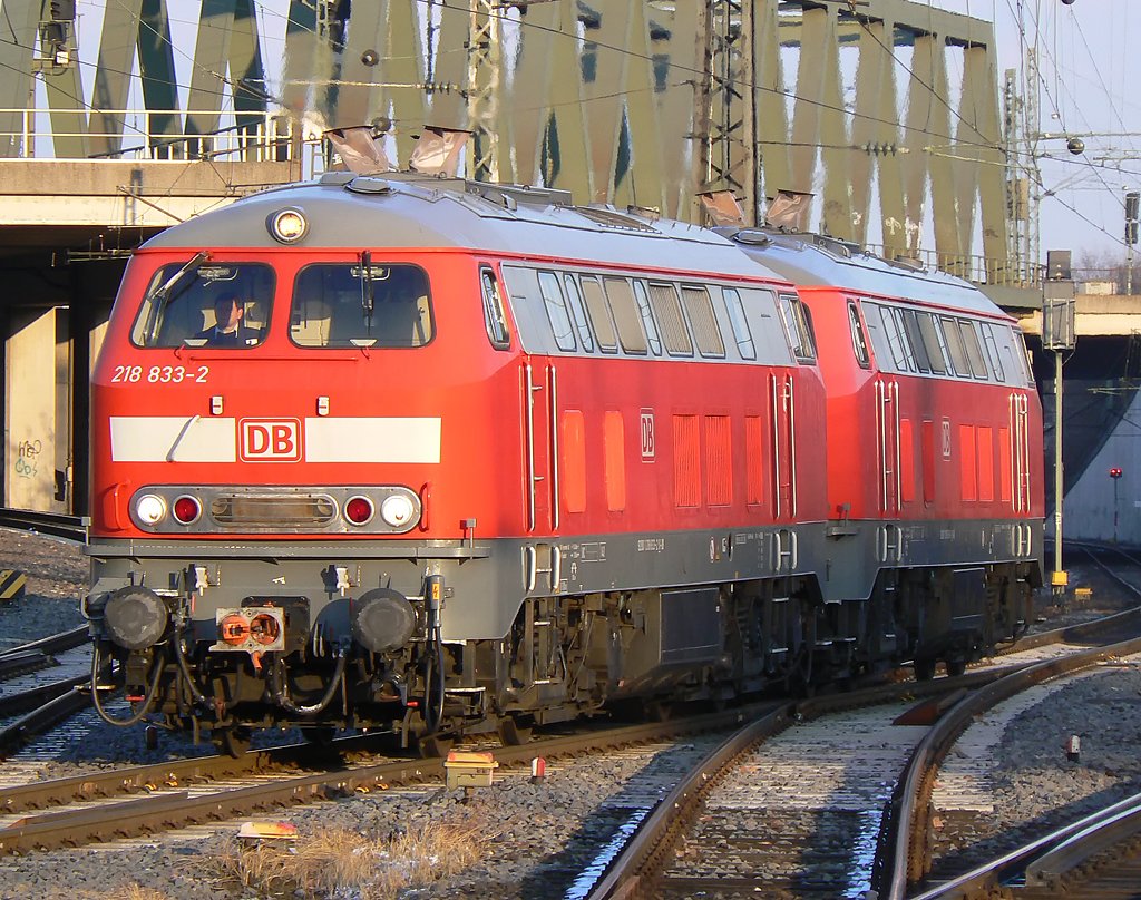 218 833-2 & 218 831-8 fahren aus K�ln Deutzerfeld kommend durch K�ln/Messe Deutz im letzten Licht des Tages des 6.3.2010