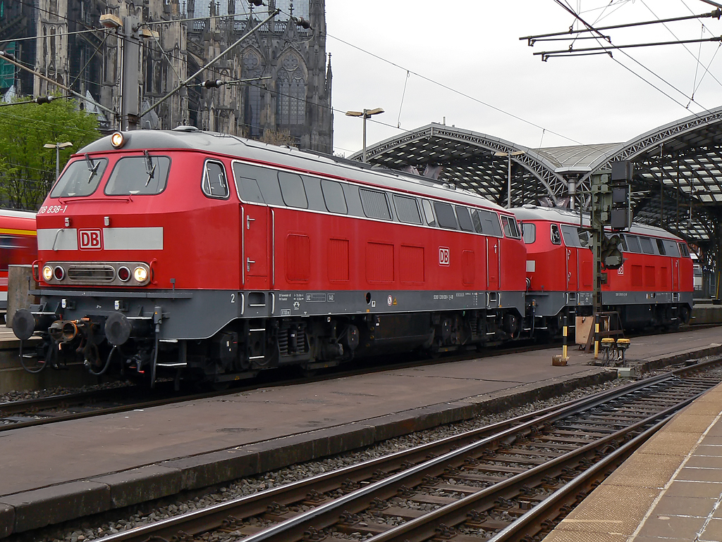 218 838-1 und 218 833-2 beim Halt in K�ln Hbf am 21.04.2010