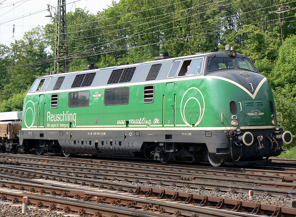 220 053-3 der Brohltalbahn in Gremberg am 25.05.2010